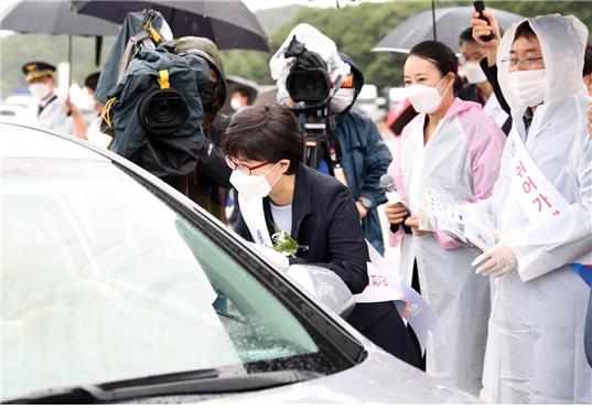 김진숙 한국도로공사 사장이 안전운전 캠페인에서 교통안전 홍보용품을 운전자들에게 나눠주고 있다.
