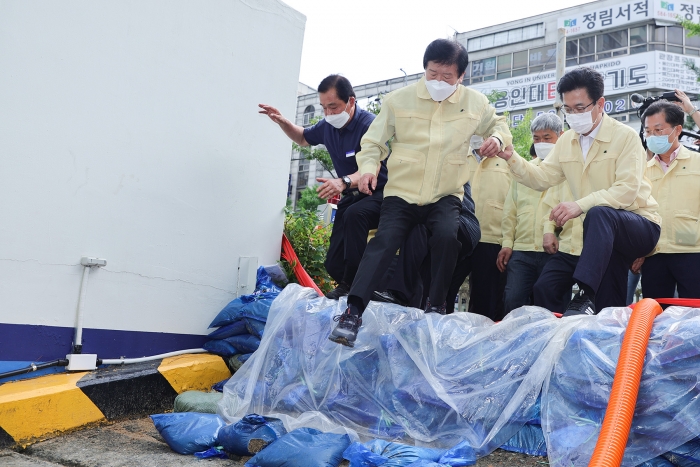 박병석 국회의장(왼쪽)이 집중호우 피해현장을 점검하고 있다(우성아파트)