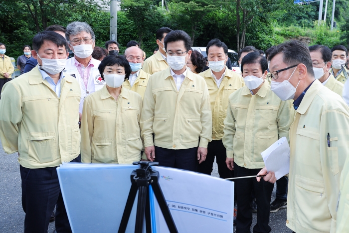박병석 국회의장(오른쪽 두번째)이 집중호우 피해현장을 점검하고 있다(오량 실내체육관)