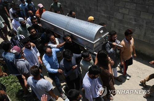 인도 카슈미르에서 정부군과 반군 간 총격전 과정에서 희생된 바시르 아흐메드 칸에 대한 1일 장례식 모습