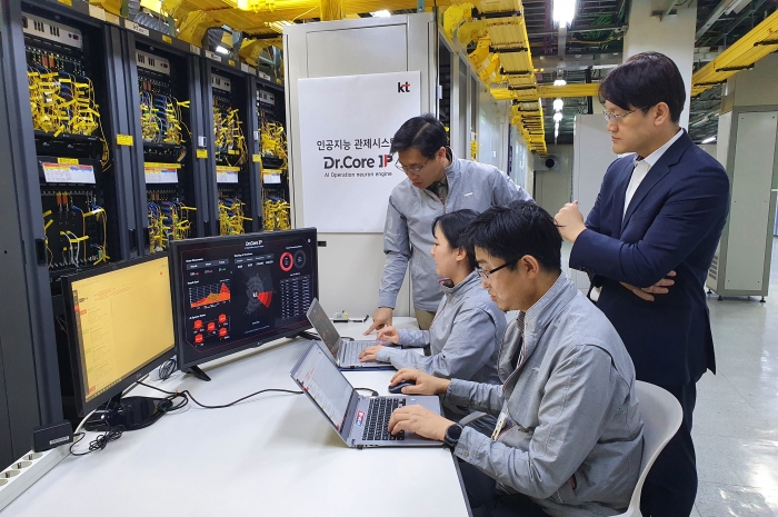 KT 임직원들이 닥터코어 IP를 활용해 부산 경남 지역의 KT 기가인터넷 네트워크를 점검하고 있다