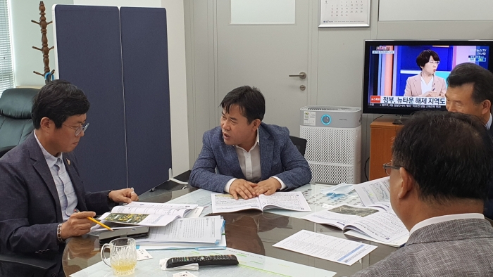 박정현 부여군수(왼쪽 두번째)가 지난 4일 기재부 예산실을 방문해 주요 현안사업의 당위성 및 필요성을 적극 설명하고 국비지원을 요청했다.
