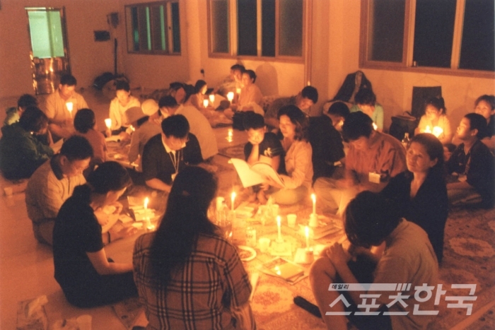 섬문화연구소 주최 국도 촛불 시낭송 장면