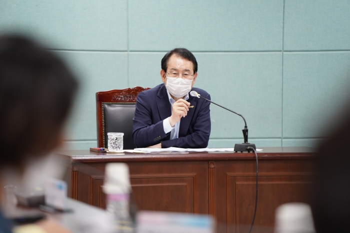 김종식 목포시징이 25일 2021년 시정 운영에 대한 정책 토론회를 하고있다.