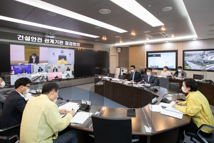 김현미 국토교통부 장관이  22일 세종청사에서 건설안전 관계기관 점검회의를  주재하고 있다.
