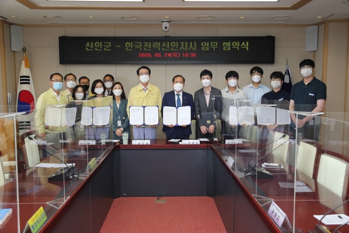 24일 신안군과 한국전력 신안지사가 저소득층 가구의 체계적인 관리 및 지원을 하기 위한 업무협약을 맺었다.