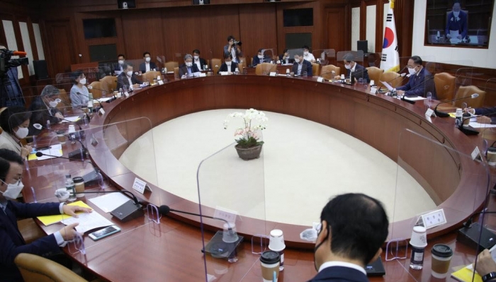 홍남기 경제부총리 겸 기획재정부 장관이 21일 오전 정부서울청사에서 열린 제3차 혁신성장전략회의를 주재하고 있다.