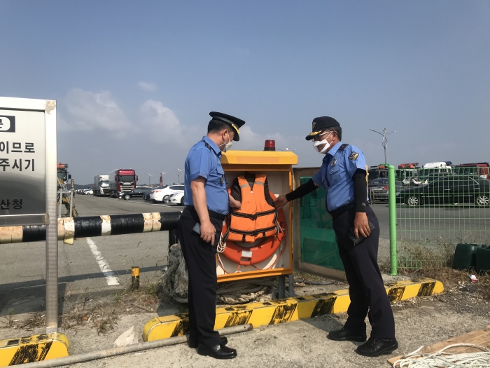 정영진 서장이 30일 북항 인근 주요 안전시설물을 점검하고 있다.