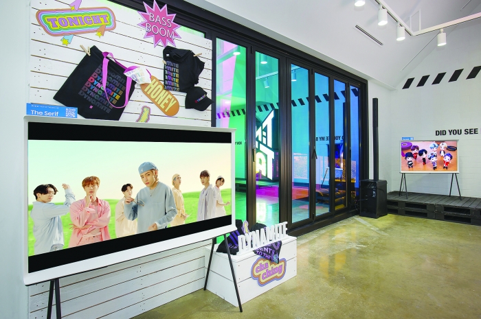 서울 가로수길에 위치한 방탄소년단 팝업스토어 ‘BTS POP-UP : MAP OF THE SOUL’ 서울 쇼케이스에 설치된 삼성 ‘더 세리프’