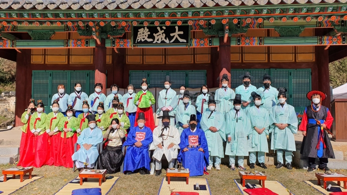 옥천군은 4일 청산향교에서 충북산업과학고 학생 20명을 대상으로 전통 성년례 체험행사를 개최했다.