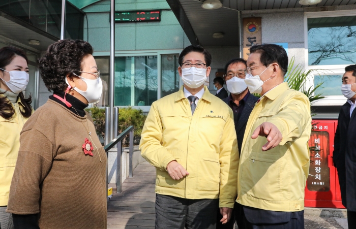 양승조  충남지사(가운데)가 지난 23일 계룡시를 방문했다 