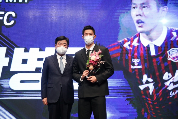 수원FC 안병준은 MVP를 수상하며 득점왕 베스트11에 이어 3관왕에 올랐다. (사진=한국프로축구연맹)