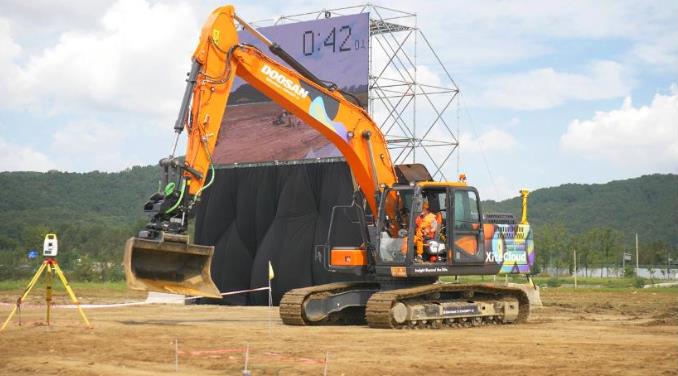 지난 9월 국토교통부가 개최한 '스마트건설 챌린지 2020' 경연대회에서 두산인프라코어 장비가 굴착작업을 수행하는 모습.