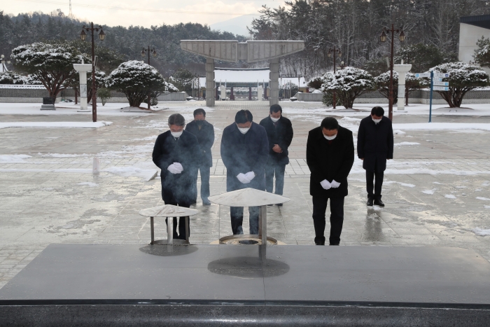 전남도의회의장, 부의장, 운영위원장이 새해 첫날인 지난 1일,  5.18 민주화묘지를 찾아 신년참배를 했다.