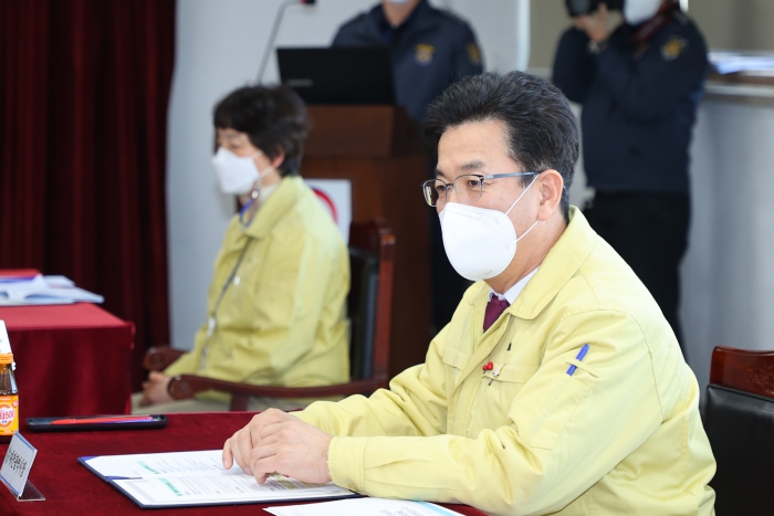 허태정 대전시장이 대전교도소를 방문해  코로나19 대응 실태를 점검하고 있다