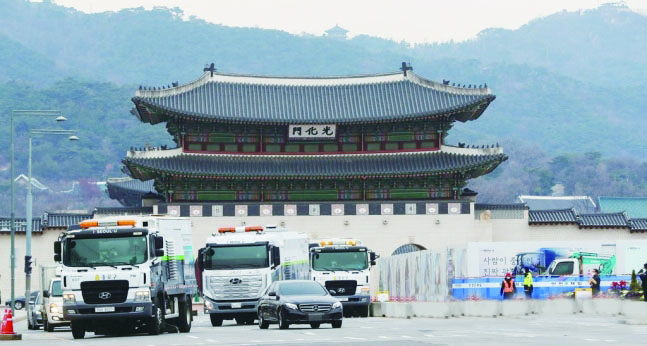 지난달 서울 광화문 일대에서 분진흡입청소차량이 미세먼지 계절관리제 관련 도로청소 시연을 하고 있다.