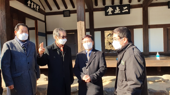 김현모 문화재청장(오른쪽 두번째)이 김재종 옥천군수( 왼쪽 첫번째)와 이지당을 방문하고 있다