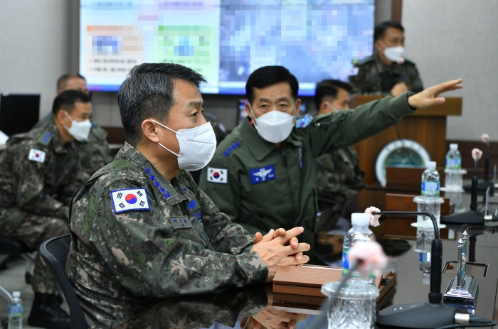 이성용 공군참모총장(사진 왼쪽)이 19일 공군작전사령부를 찾아 군사대비태세를 점검하고 김준식 공군작전사령관(사진 오른쪽)으로부터 임무현황을 보고받고 있다.