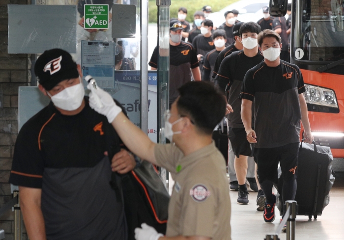 한화 이글스 선수들이 지난해 9월 1일 두산 베어스와 경기가 예정된 서울 잠실야구장에 도착해 발열 체크를 하고 있다. (사진=연합뉴스)