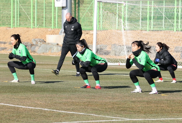 지난 18일부터 전남 강진군에서 2021 도쿄올림픽 본선진출 플레이오프 소집훈련에 들어간 대한민국 여자축구 국가대표팀이 축구전용구장인 다산과 영랑구장에서 훈련하고 있다.
