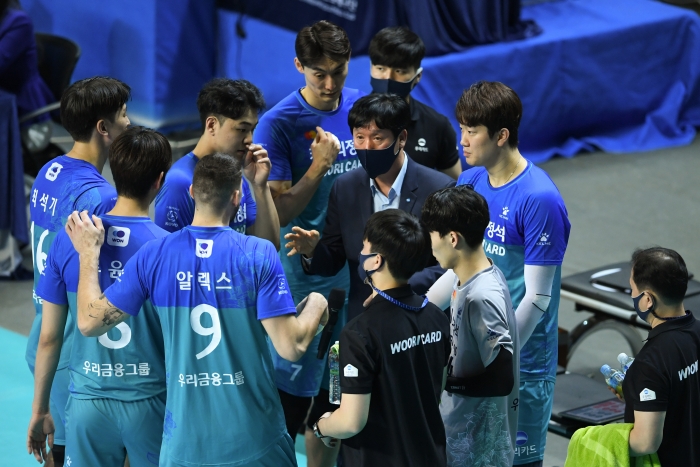 (사진=KOVO)지난 24일 열린 한국전력과의 경기에서 작전 지시를 하는 우리카드의 신영철 감독