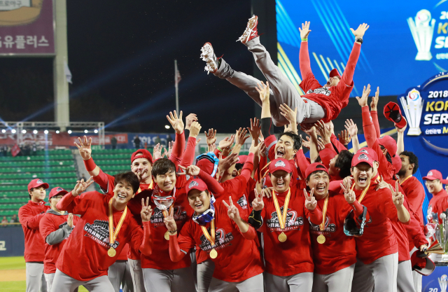 (사진=연합뉴스)2018년 마지막 한국시리즈 우승을 차지한 SK와이번스