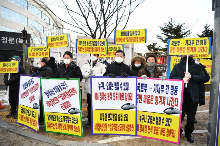 황선봉 군수(오른쪽 네번째)가 세종정부청사 앞 삽교역사 신설 집회에 동참하고 있다