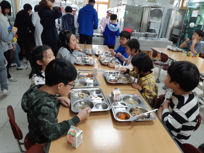 옥천 관내 초등학교 급식 모습(코로나19 발생이전 자료)