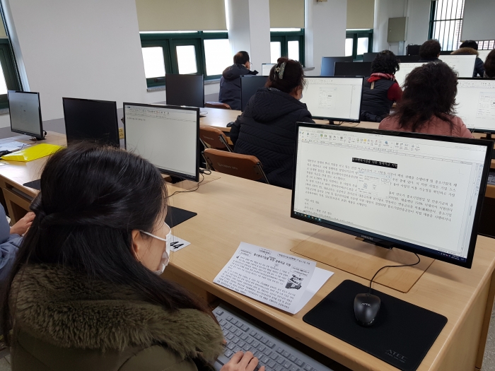 목포제일정보중고등하교 컴퓨터실에 새로 설치된 최신형 콤퓨터 앞에서 컴퓨터를 이용, 문서작성을 하고 있는 김윤희 학생