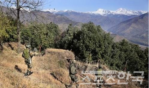 인도 잠무지역 파키스탄 국경지대에서 순찰하는 인도군(AP=연합뉴스)
