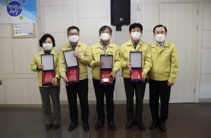 김지철 교육감(오른쪽 첫번째)이 청렴도 평가 우수기관으로 선정된 4개 교육지원청 교육장들과 나란히 기념 촬영을 하고 있다.