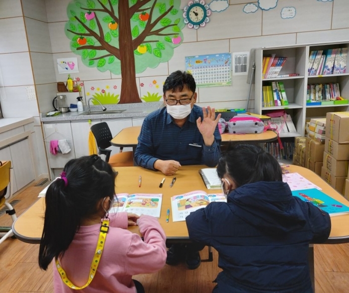 학교지원센터에서 한국어 집중교육과 기초 연산교육을 실시하고 있다