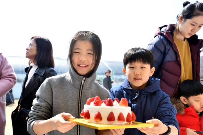 2019년 논산딸기축제 참여해 딸기 케이크 만든 어린이들 모습(논산시 제공)