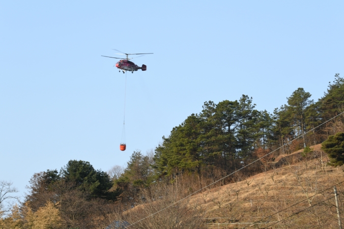 지난 21일 발생한 벌곡면 덕목리 산불 진화를 위해 소방헬기가 이동 중이다