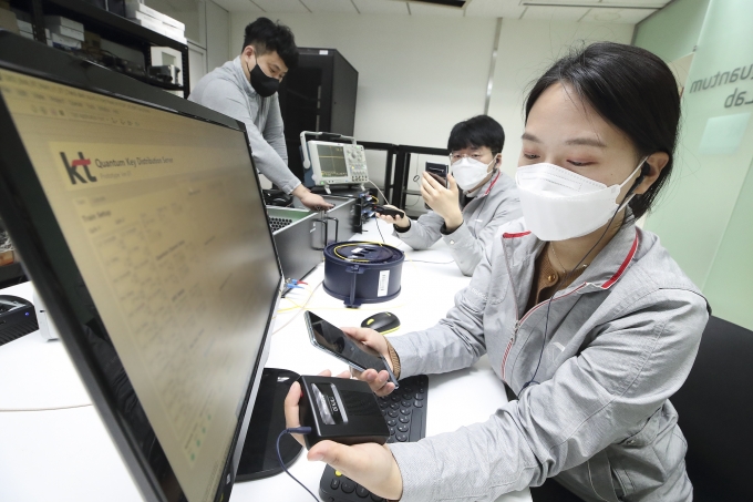 서울 서초구 KT연구개발센터에서 연구원들이 양자암호 비화통신 기술을 시연하는 모습