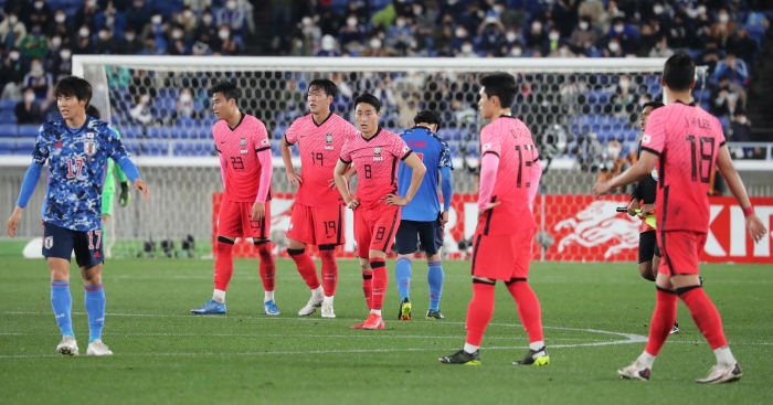 지난 25일 일본 가나가와현 요코하마시 닛산스타디움에서 열린 80번째 한일전에서 0-3 완패한 태극전사들이 아쉬워하고 있다. (사진=연합뉴스)