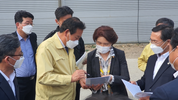 김재종 군수(왼쪽)이 한정애 환경부 장관에게 대청호 환경 규제 극복을 위한 지원을 요청하고 있다