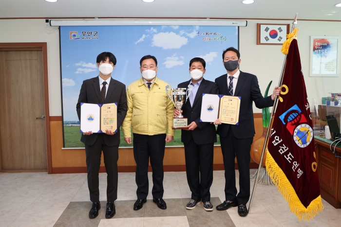김산 무안군수(사진 왼쪽 두번째)와 제25회 춘계실업검도 대회에서 우승한 선수들이 기념 촬영을 했다.
