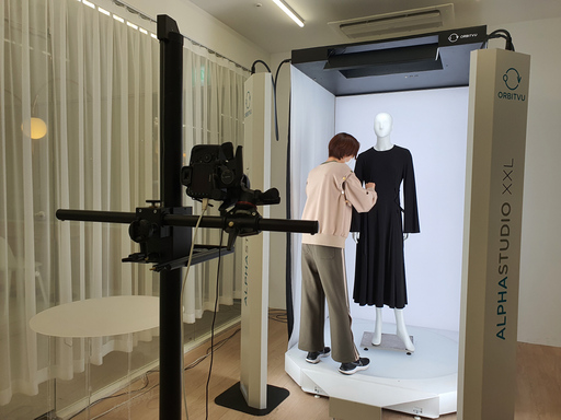서울시가 동대문 도소매 상인과 패션 소상공인들의 온라인 비즈니스를 돕기 위해 3D 입체촬영 장비를 갖춘 ‘V-커머스 스튜디오’를 무료로 개방한다. 사진은 V-커머스 스튜디오 이용 하는 장면(서울시 제공)