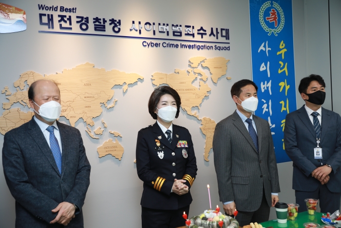 송정애 대전경찰청장(왼쪽 두번째)이  ‘사이버수사과’ 신설 행사에 참석하고 있다