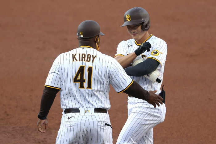 4일(한국시간) 샌디에이고 파드리스 김하성이 1회 말 MLB 데뷔 첫 안타를 신고했다. (사진=AP연합뉴스)