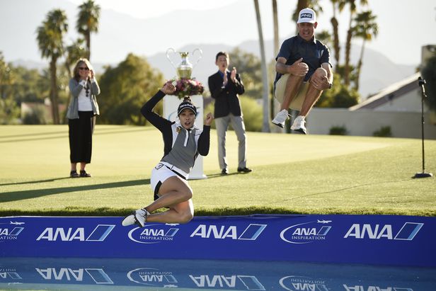 5일 LPGA 메이저대회인 ANA 인스피레이션 토너먼트에서 우승한 태국의 신예 타와나타낏이 캐디와 함께 포피 연못에 뛰어드는 세리머니를 하고있다
