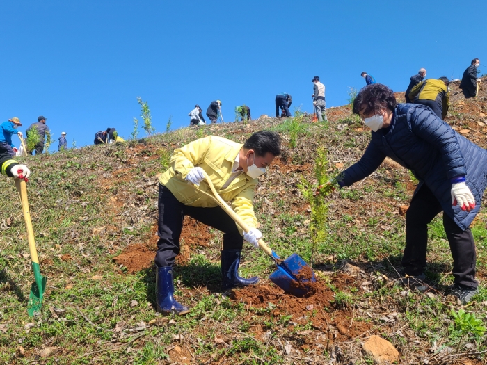 박정현 부여군수(왼쪽)가  나무를 심고 있다