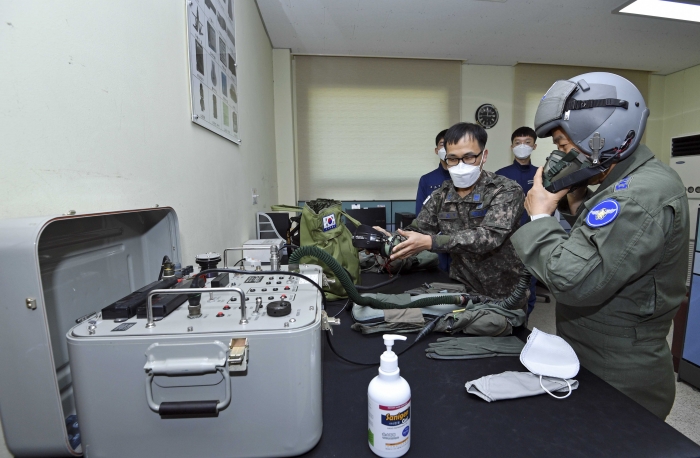 이성용 공군참모총장(오른쪽)이 공군 3훈련비행단에서 국산 기본훈련기 KT-1 지휘비행에 앞서 항공장구를 착용하고 이상유무를 점검하고 있다