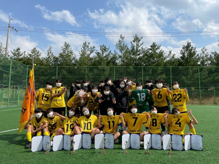 광양여자고둥학교 축구부 선수들 모습. 화천 2021춘계여자축구연맹전에서 우승하며 새로운 강자로 떠올랐다.