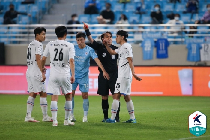퇴장당하는 최성근(오른쪽) l 사진=한국프로축구연맹