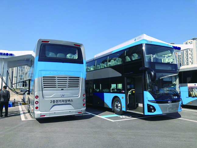 지난 26일부터 광역버스 노선 운행을 시작한 2층 전기버스 모습