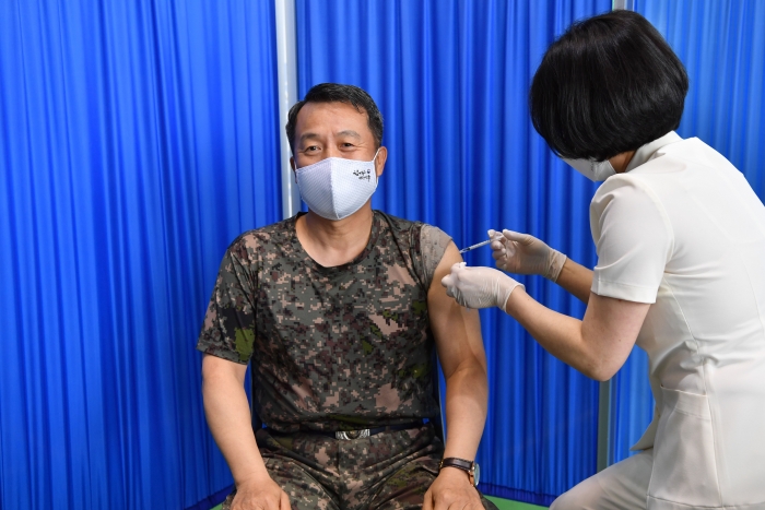 이성용 공군참모총장이 28일 코로나19 예방 백신을 맞고있다.