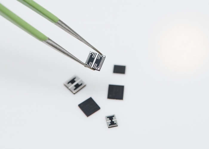 삼성전자가 최신 DDR 5 D램 모듈의 성능을 극대화하면서도 전력 사용량을 최소화하는 전력관리반도체 3종을 선보였다.(삼성전자)