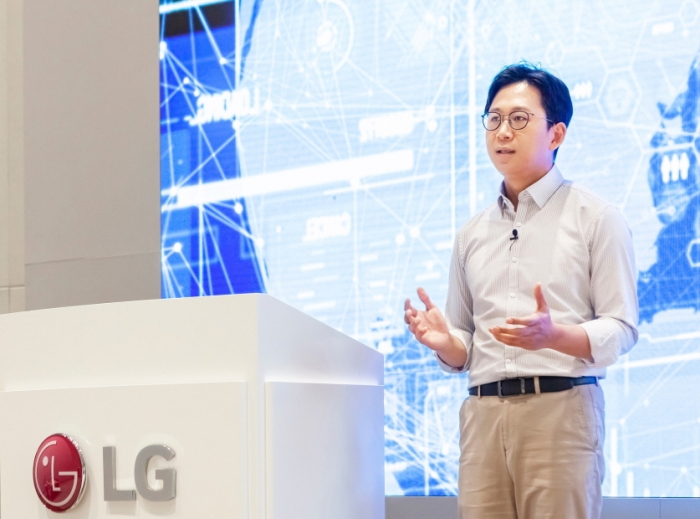 배경훈 LG AI연구원장은 17일 비대면 방식으로 진행된 ‘AI 토크 콘서트’에서 초거대 인공지능(AI) 개발에 1억 달러를 투자한다고 발표했다.